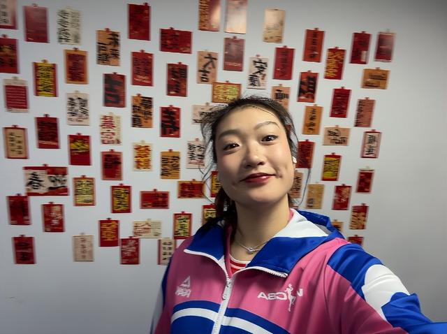 李梦过年太接地气了,手提一袋米回老家过年,低调的不像明星