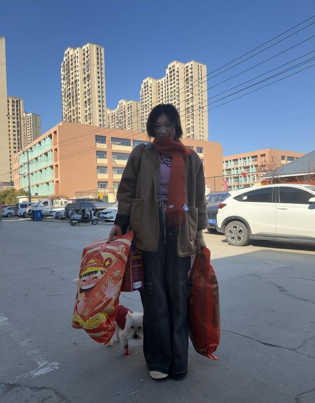 李梦过年太接地气了,手提一袋米回老家过年,低调的不像明星