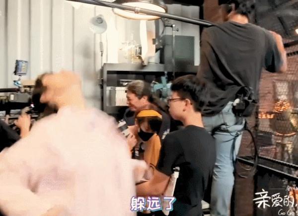 《亲爱的》初吻揭秘,李现后退躲避怕挨打,杨紫临场反应亮了