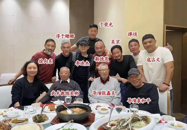 吴京春节拜访朋友,与李连杰等武术界大咖重逢,师父吴斌坐C位