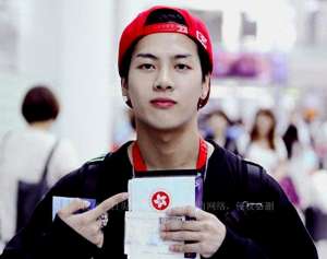 王嘉尔击剑(知名男星王嘉尔，被全网怒赞了)