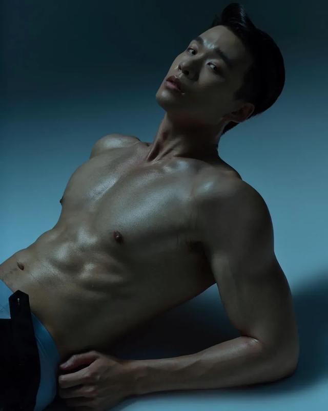 腹肌小奶狗大变身!《风度》杂志封面,性感得让人窒息!