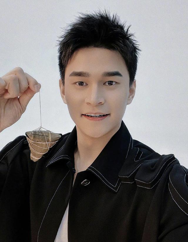 孙杨恋情添实锤!与张豆豆合体逛街被偶遇,两人甜蜜依偎感情稳定