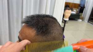 梳头发视频(大梳子原创经典发型 鸭舌帽讲解第一视角分享 #零基础剪发教程)