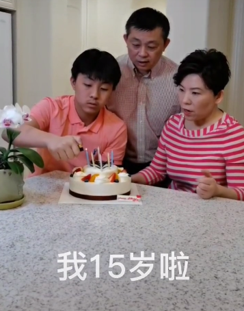 作为邓亚萍之子,“佛系”林瀚铭不被认可!他输球不吃饭,反而得到妈妈肯定,母子俩曾因国籍引发风波