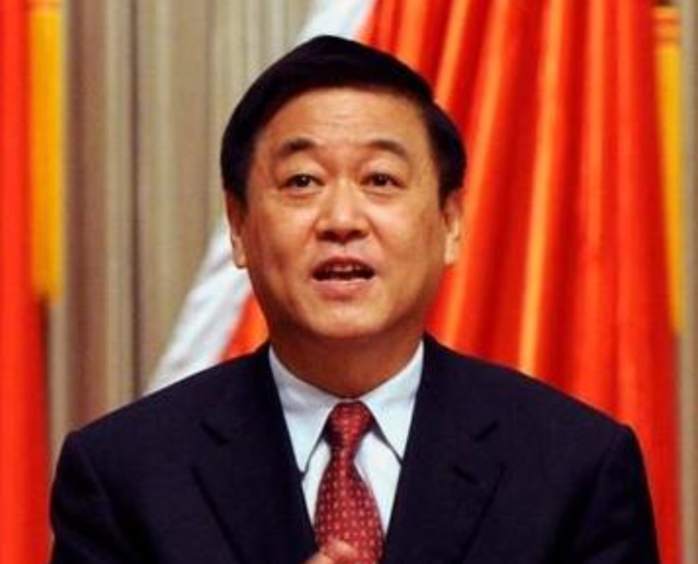 00年,岳阳书记离任时,却猛然发现自己连市委大门都走不出,为何