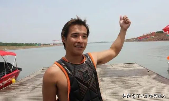 昙花一现的明星家属,靠姐姐出道,自己却没真本事,只能被淘汰