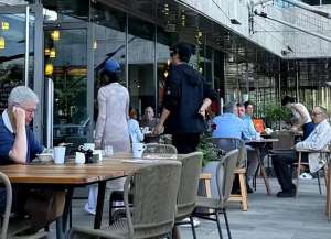 陈思诚女友(陈思诚新女友曝光21岁差距，颜值惊艳不输佟丽娅)