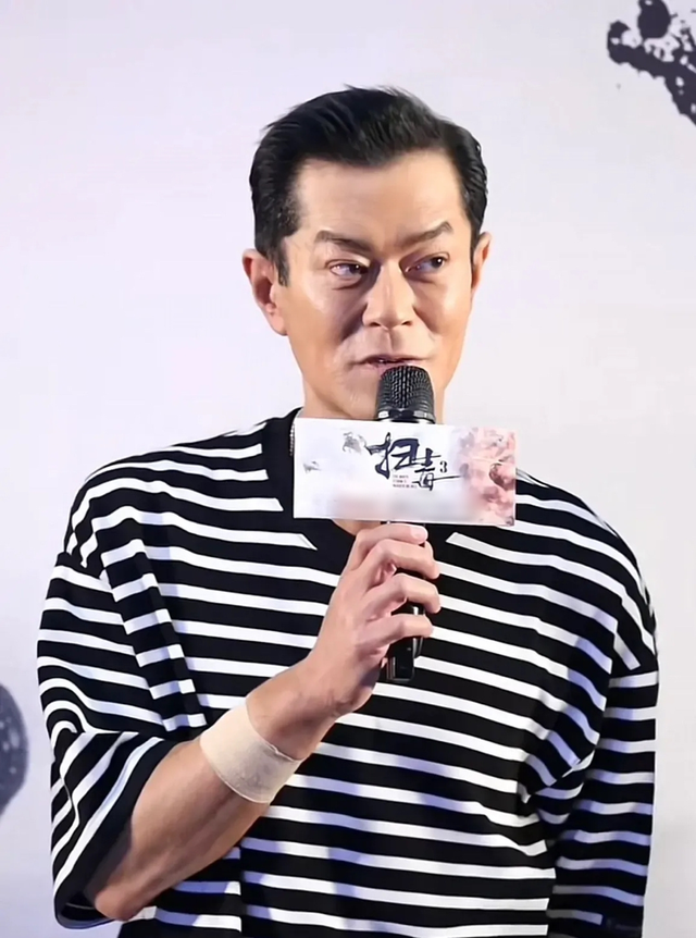 古天乐颜值崩塌,出席活动被嘲脸僵似三星堆面具,精修后似蜡像