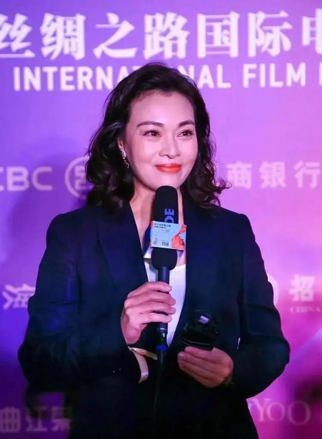 湖北演员史可,二婚远嫁大9岁瑞士亿万富翁,年轻时艳压巩俐!