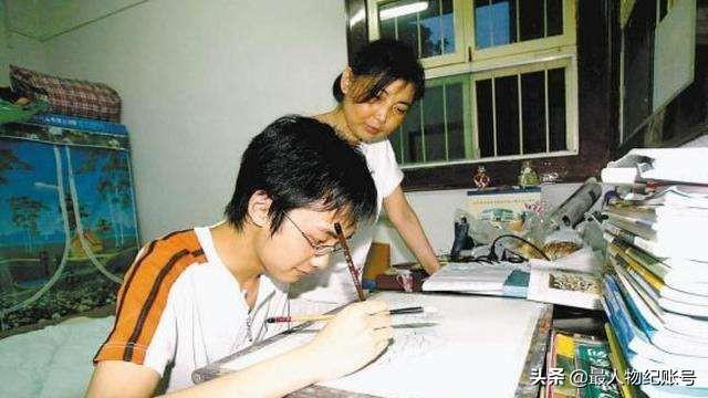 17年前,背母上大学的刘霆,后来变性成为女人,如今怎么样了?