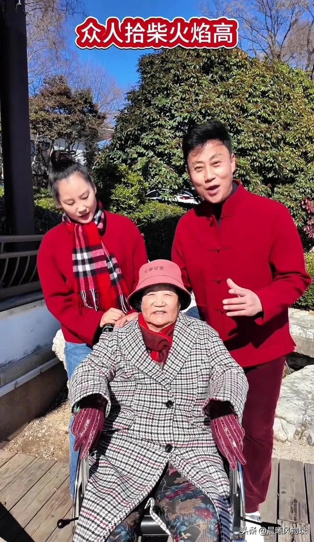 耿为华携新婚娇妻甜蜜回乡过年：幸福溢于言表，羡煞旁人