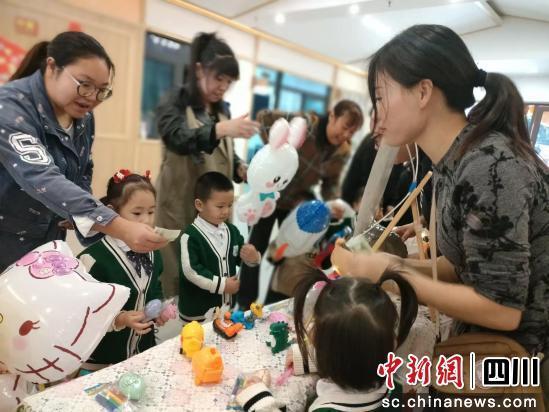 南充嘉陵:萌娃变身“小老板” 孝心集市热闹开市
