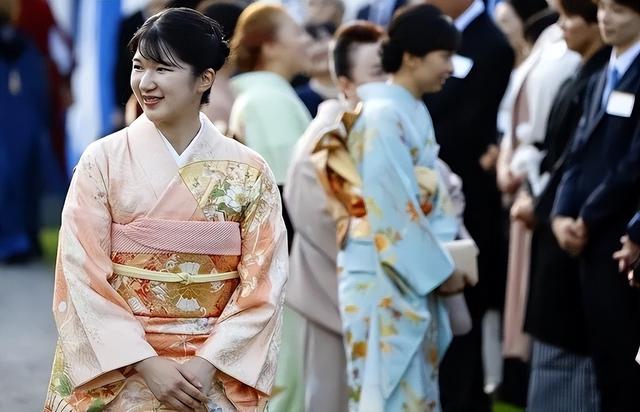 日本皇室姐妹花:佳子公主漂亮30岁未嫁,爱子公主无缘皇位反被困