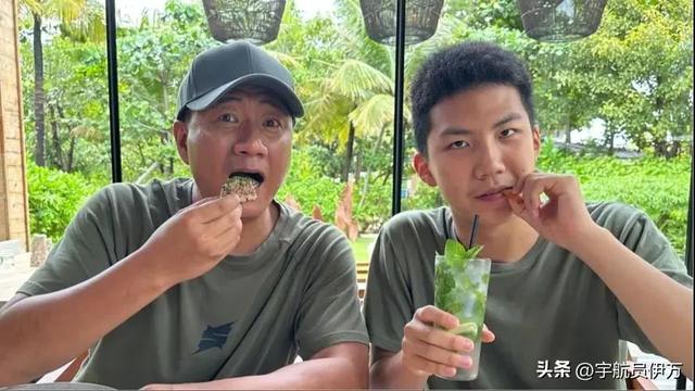 兜来转去,原来胡军的父母是他们夫妻俩!难怪能红遍大江南北