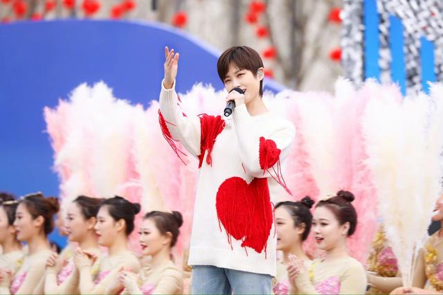李宇春献唱金曲《和你一样》毛衣搭配仔裤活力满满