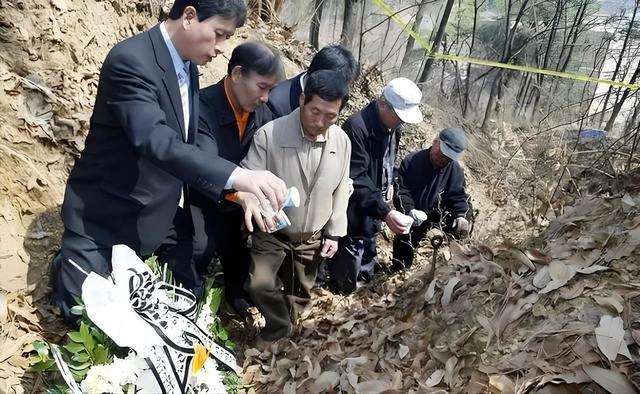 5名小学生上山抓青蛙,突然神秘失踪,11年后被发现埋尸在家门口