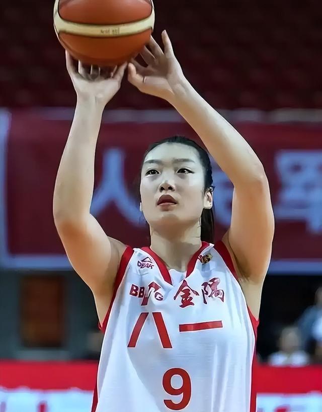 李梦过年太接地气了,手提一袋米回老家过年,低调的不像明星