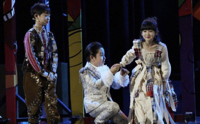 陆毅14岁大女儿获赞最美星二代,才艺令人惊艳,四口人共用一张脸