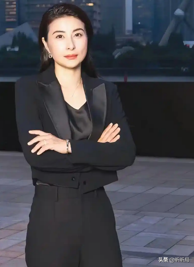 看清楚了郭晶晶的四重身份后,终于明白霍启刚为何非她不娶了