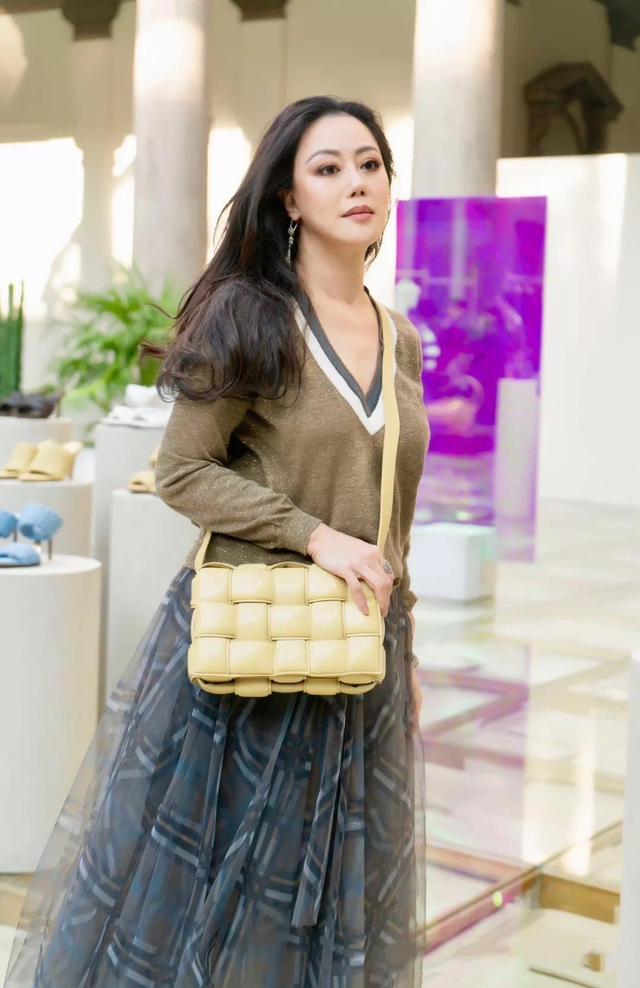羡慕章小蕙的上流贵妇生活,曼妙身材+昂贵穿搭,不愧是人间尤物