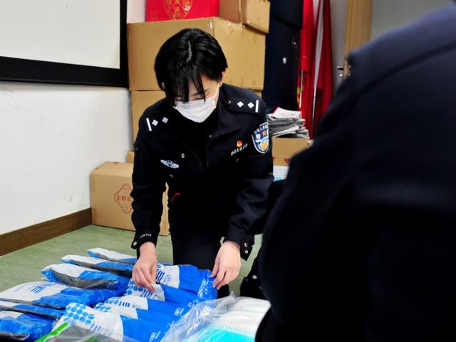 上海90后“警花怒问制假者:你敢不敢戴你做的口罩出门?