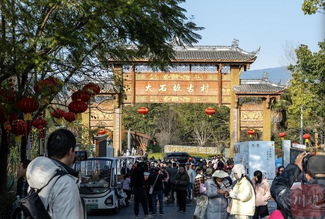 万千气象看四川丨邛海古村落带火“民族风”旅拍