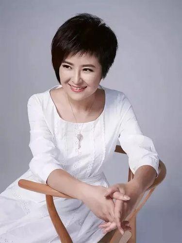 央视著名主持人张泉灵:嫁大丈夫,最红时辞职,现在过得怎么样?