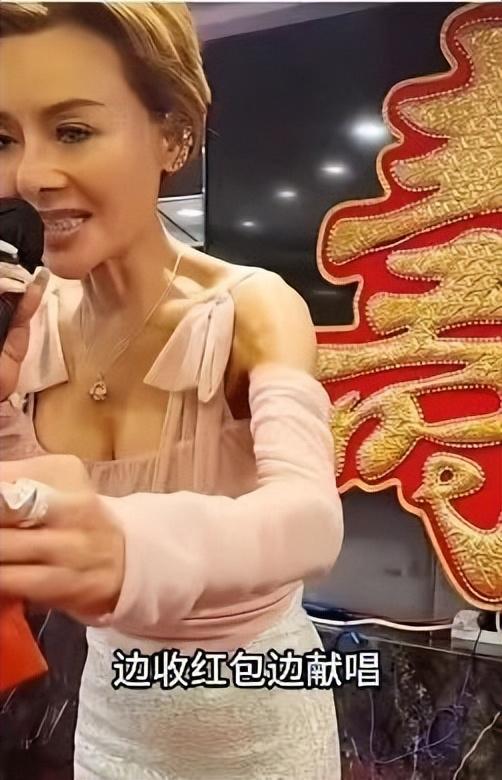 曾拍摄多部“三级片”，她比柳岩还性感，如今42岁依然美的像少女