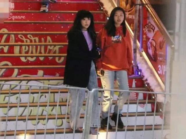 陈奕迅妻女近照,45岁徐濠萦比女儿还潮,鼓励女儿约会十足辣妈