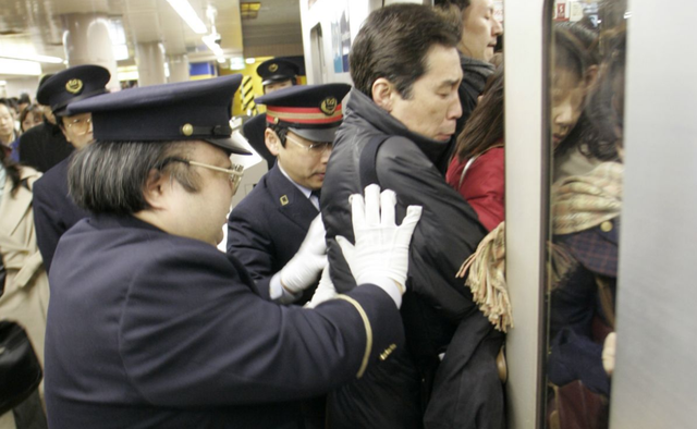 日本痴汉偷拍女生裙底刚被放,欲切腹自杀又被抓:违反铳刀法