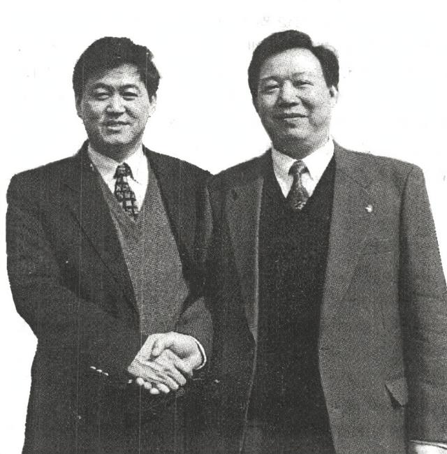 00年,岳阳书记离任时,却猛然发现自己连市委大门都走不出,为何