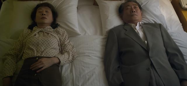 韩国《酒神小姐》:65岁老妇做站街女,撕开老年人的情欲与痛苦