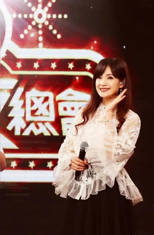 方季惟《爱情的故事》:一曲深情,唤醒心底的温柔与哀伤