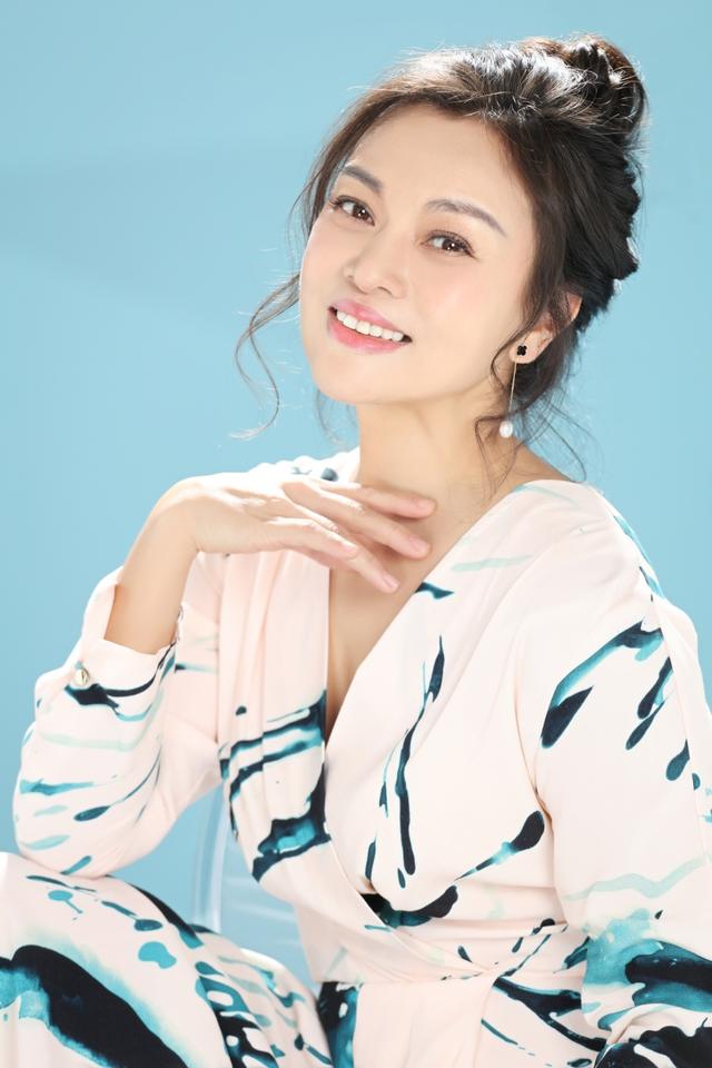 湖北演员史可,二婚远嫁大9岁瑞士亿万富翁,年轻时艳压巩俐!