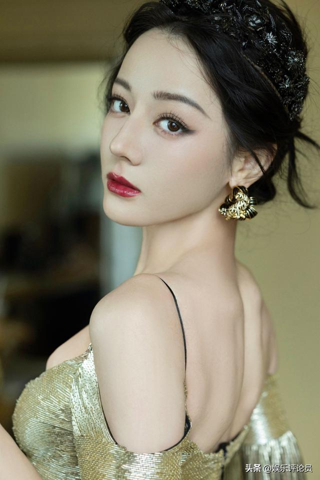 迪丽热巴 翘臀细腰 性感又不失端庄 鎏金神女气质让人倾倒