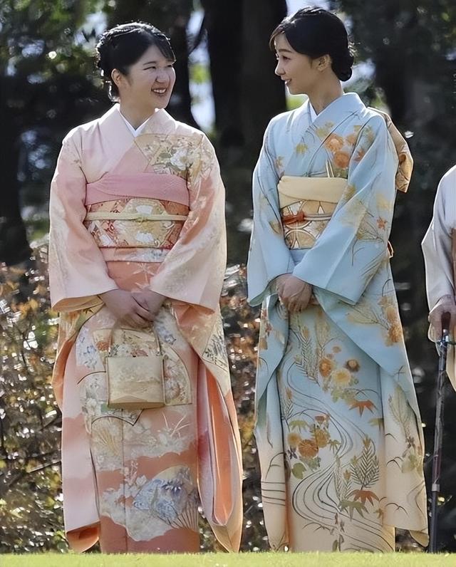 日本皇室姐妹花:佳子公主漂亮30岁未嫁,爱子公主无缘皇位反被困
