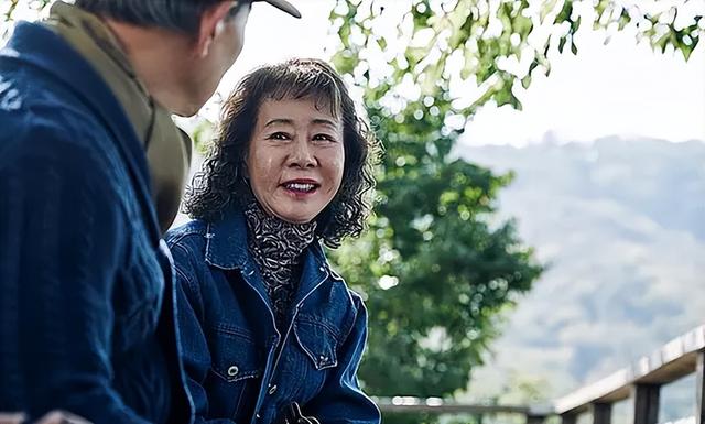 韩国《酒神小姐》:65岁老妇做站街女,撕开老年人的情欲与痛苦