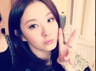 恋上51岁已婚大叔,32岁的香港女星当街失态,为爱着了魔?