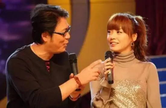 高亚麟携娇妻罕现身,体态饱满肚大如箩,与妻结婚12年不离不弃