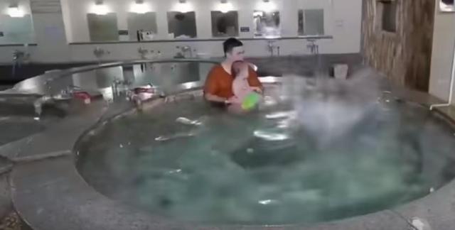 本特利和威廉之父,儿子喂马桶水给他,他将巧克力做成便便喂儿子