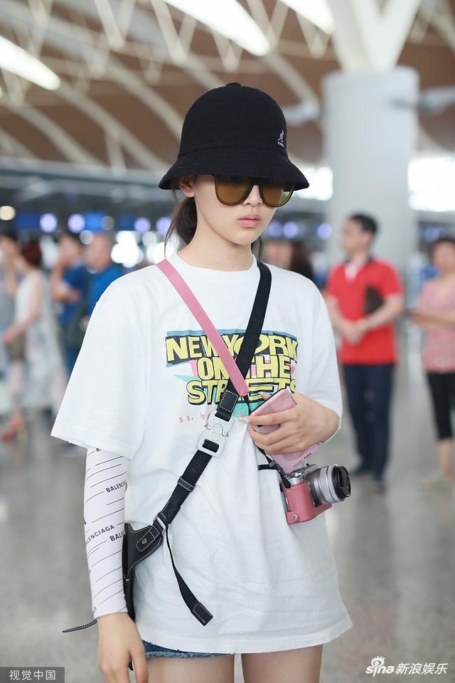 杨超越穿着清凉 戴渔夫帽遮面难掩素颜丽质