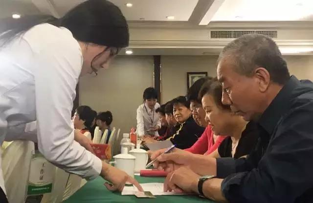 陪父母一起看微电影《较量》,提防“保健品欺诈”陷阱