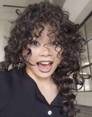 丝袜走秀(Cindy穿黑丝外搭闪片内裤走秀 梳拉美卷笑容甜美性感迷人)