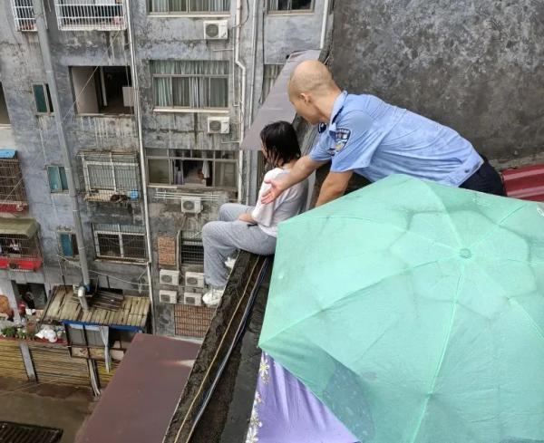 6楼楼顶女孩要跳楼,大声哭喊!民警这一跪,令人肃然起敬