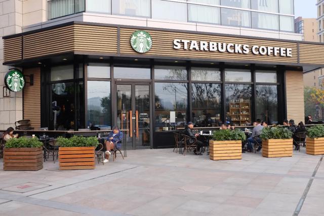 80后复旦女学霸,接管超7000家咖啡店
