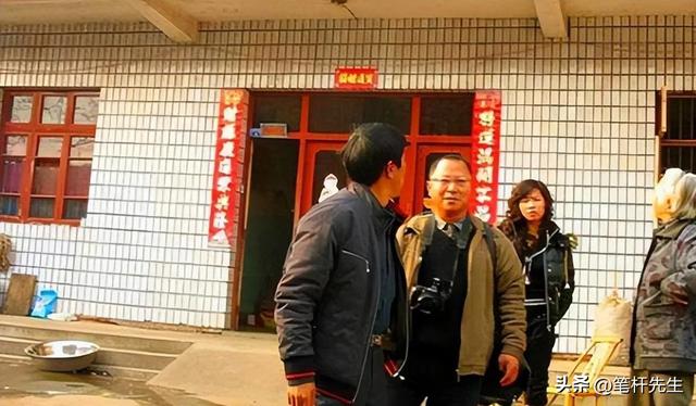 2000年,江西孝子亲手将父亲制成“木乃伊”,供奉家中无人敢拜访