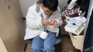 一个礼物(宁波5名男生闭关一个月，给全班女生送礼物网友全酸了：也太幸福了)