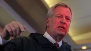 美国偶像(纽约市长一再“炮轰”白宫，美媒：他可能成为美国国民偶像)