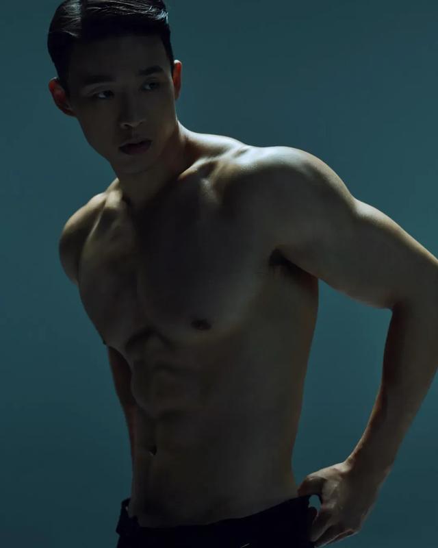 腹肌小奶狗大变身!《风度》杂志封面,性感得让人窒息!